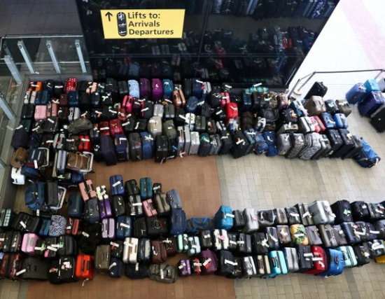 Το χάος στο αεροδρόμιο Χίθροου σε ένα video