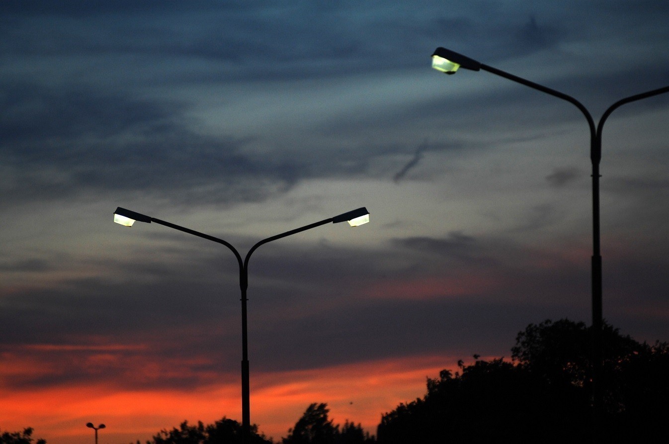 Δημόσιο: «Κόφτης» στα κονδύλια ενέργειας για τους σπάταλους φορείς – Τι θα γίνει με τον φωτισμό στους Δήμους