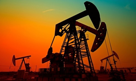 «Βουτιά» άνω του 3% στις πετρελαϊκές τιμές – Οι παράγοντες της αποσυμπίεσης του μαύρου χρυσού