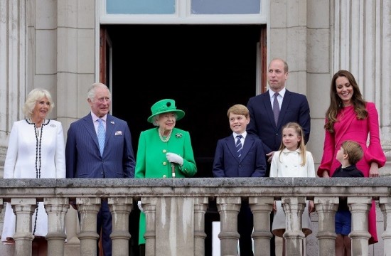 Βασίλισσα Ελισάβετ: Ξαφνική εμφάνιση στον εξώστη του Μπάκιγχαμ (pic)