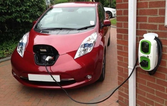 Ηλεκτρικά αυτοκίνητα: Υποχρεωτικοί οι φορτιστές τους στα νέα ακίνητα (tweets)