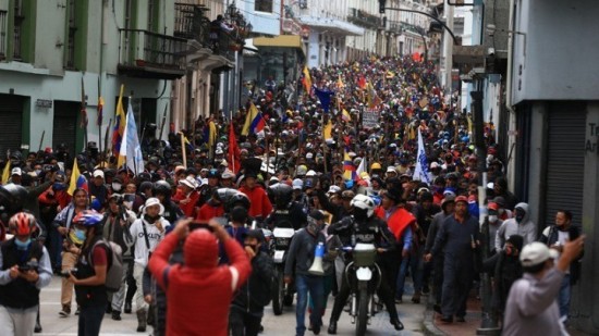 Ισημερινός: Πολίτες «πολιορκούν» το Κοινοβούλιο – Διαδηλώσεις για την αύξηση του κόστους ζωής