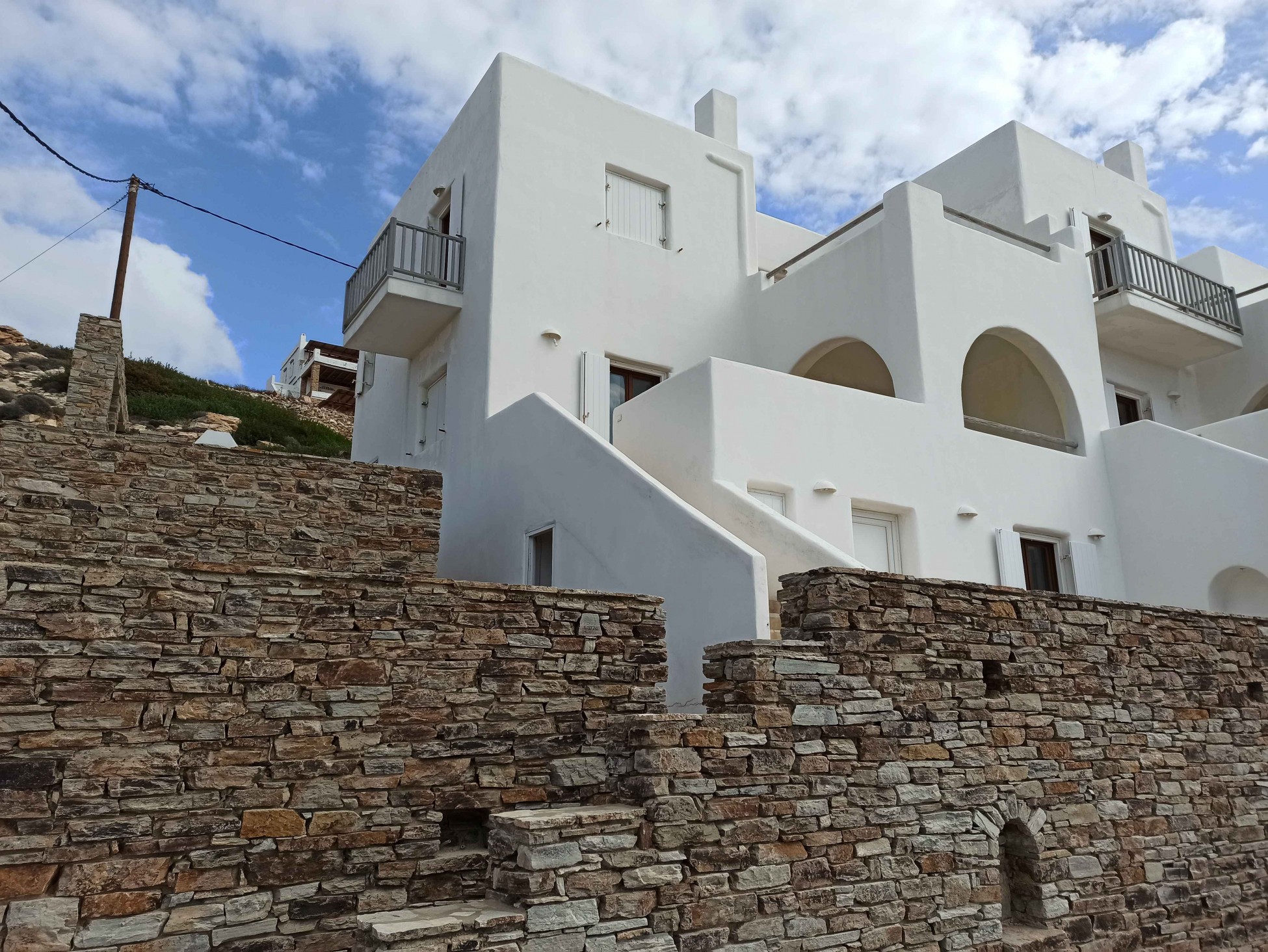 Πλειστηριασμοί: Άλλαξαν χέρια «επώνυμα» ακίνητα, σκάφη και… υπόσκαφα σε Εκάλη, Σαντορίνη, Αντίπαρο (pics)