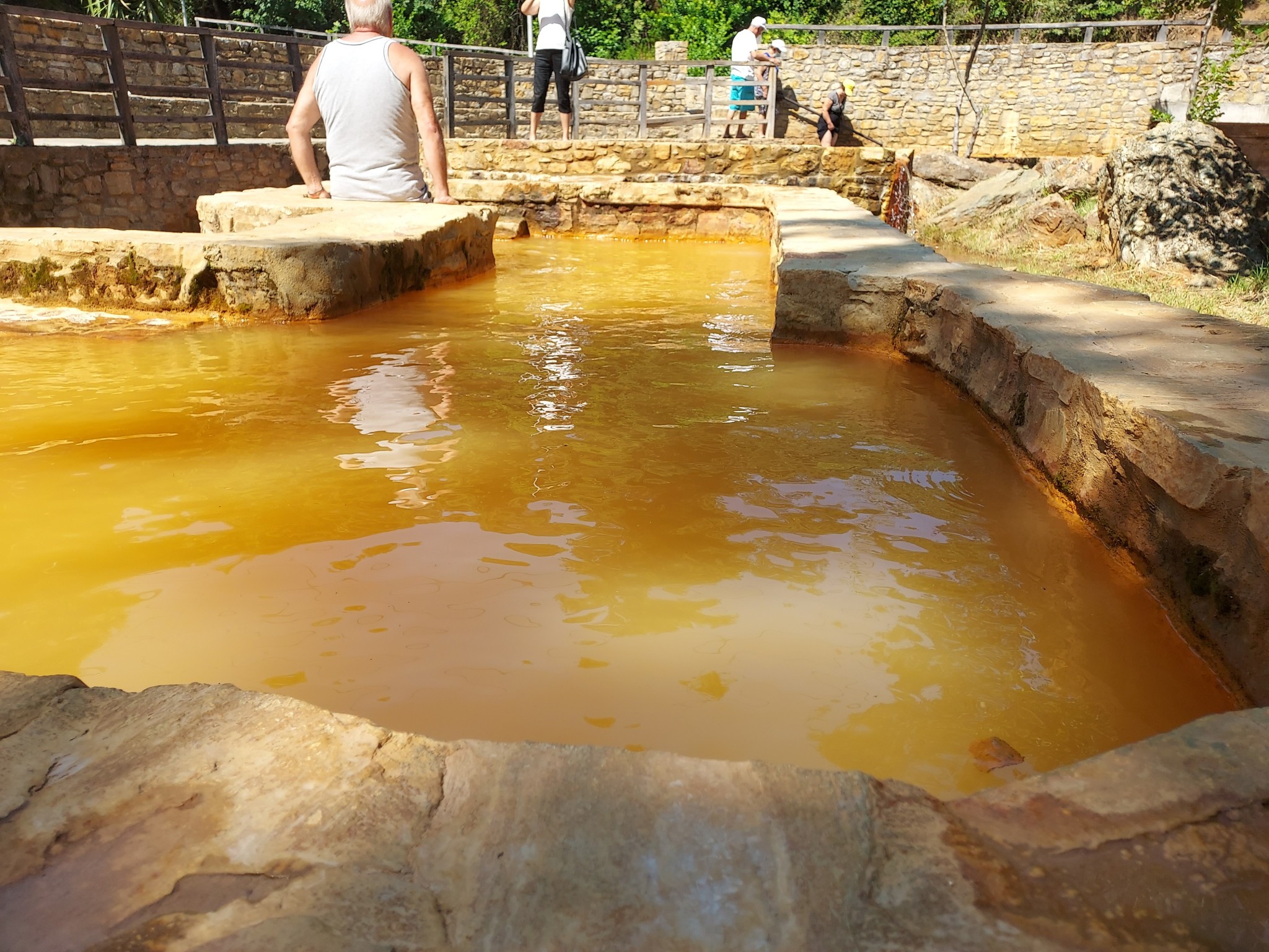 Λάρισα: Πόλος έλξης η παραλία του δήμου Αγιάς με το κόκκινο ιαματικό νερό