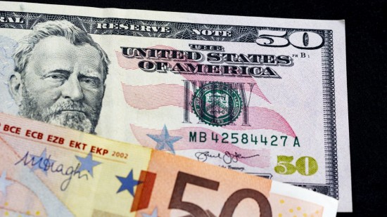 Μια ανάσα από την απόλυτη ισοτιμία ευρώ/δολάριο – Οι απόψεις των αναλυτών (upd)