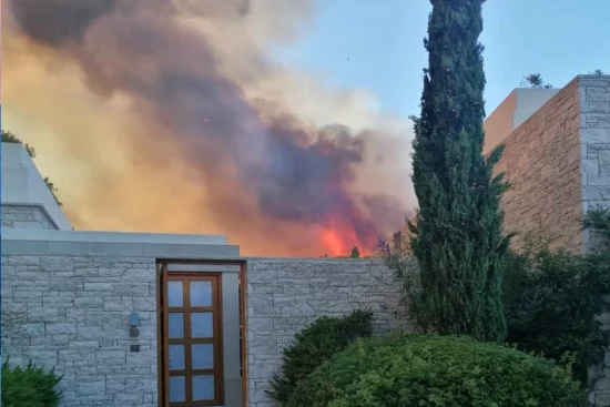 Καίγεται το ξενοδοχείο Amanzoe στο Κρανίδι