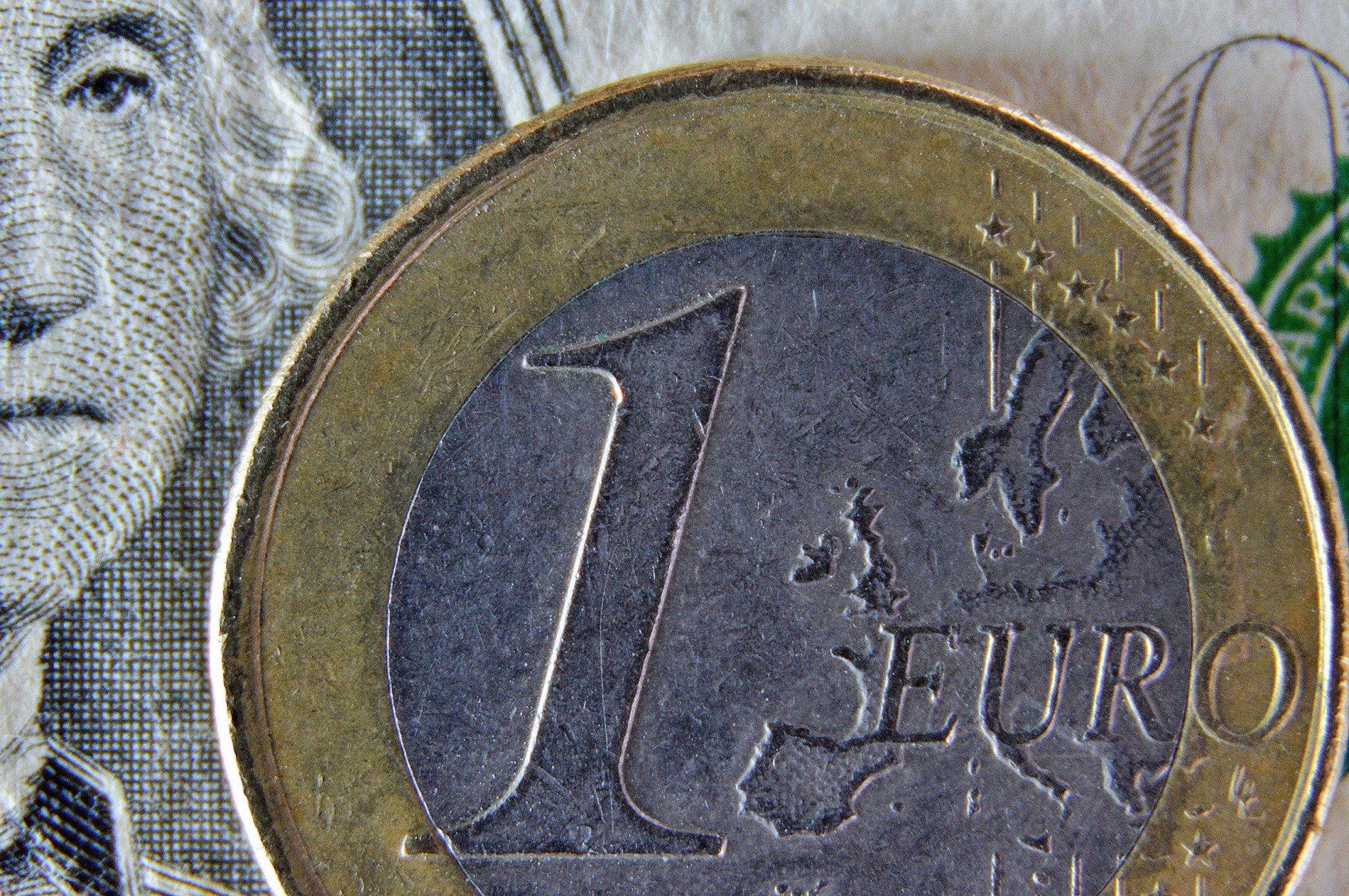 Aναλυτές για ευρώ: Αναπόφευκτη η πτώση και κάτω από το ένα δολάριο