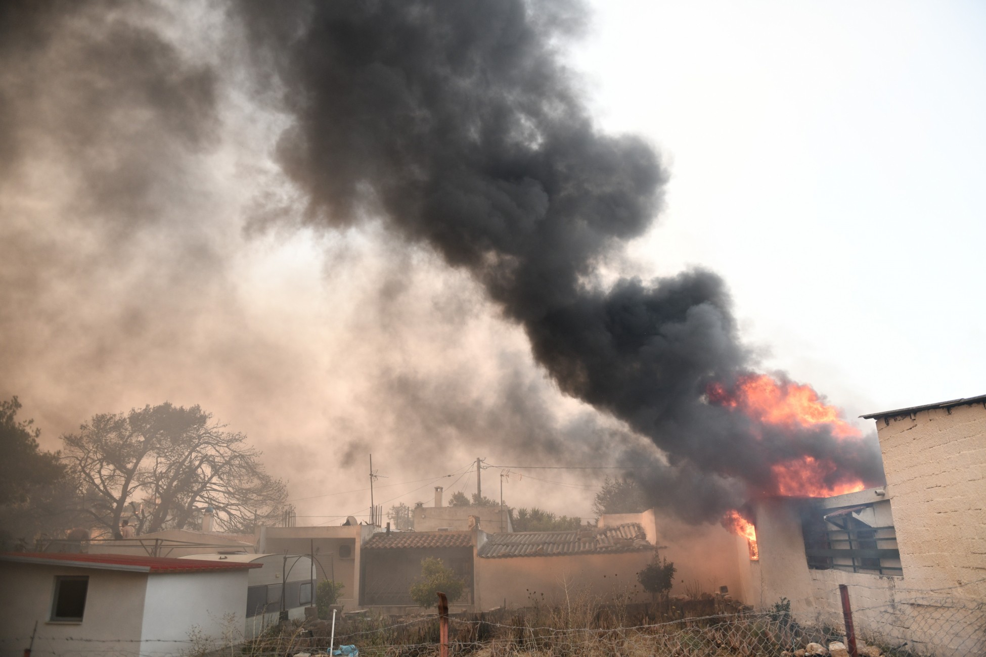 Φωτιά στην Πεντέλη: Μέχρι τα Κύθηρα έφτασε ο καπνός – Ανέβηκε η θερμοκρασία κατά 15 βαθμούς