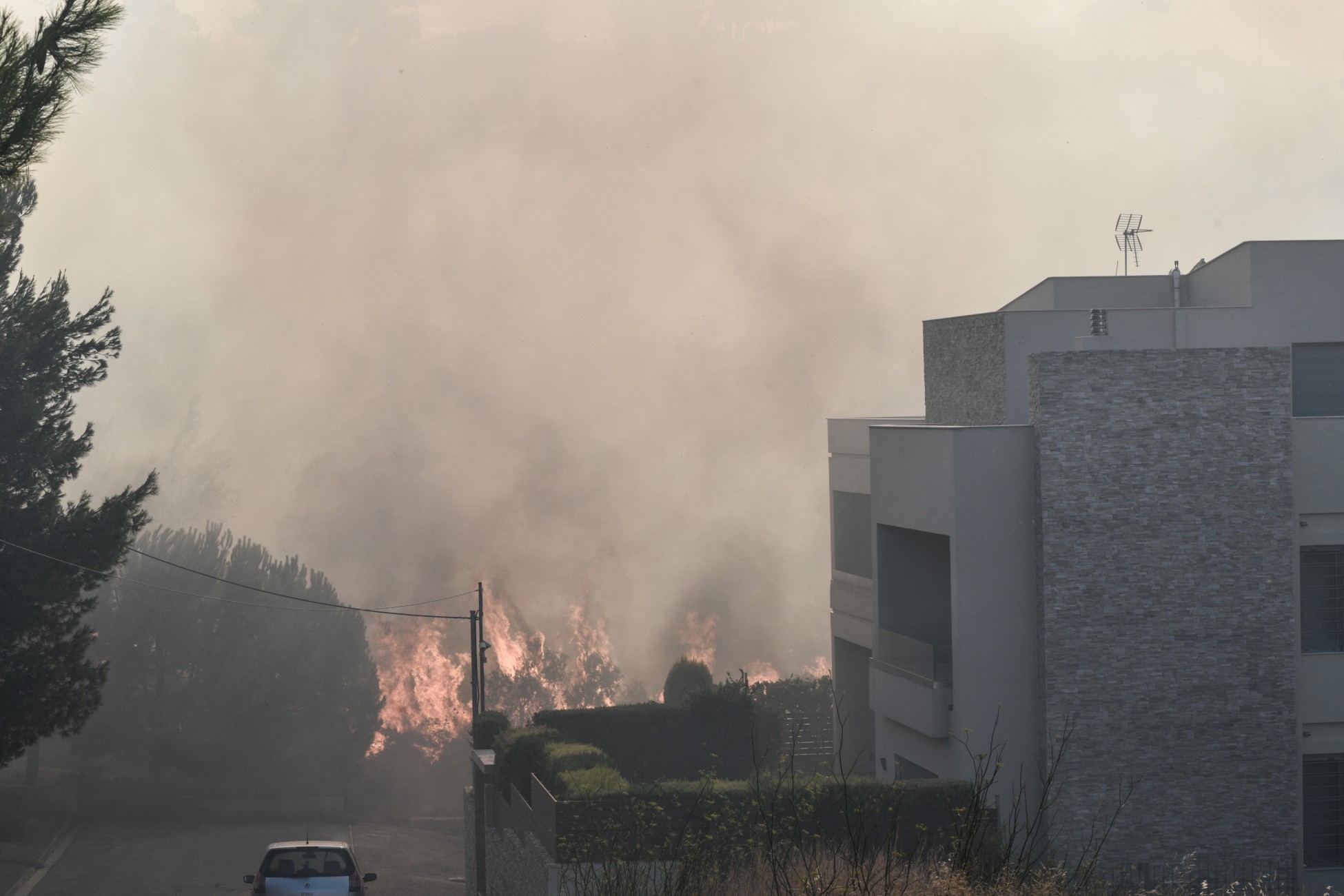 Ενεργά μέτωπα σε Γέρακα, Ανθούσα, Παλλήνη, Διώνη – Σε κλοιό φωτιάς η Μαραθώνος – Δείτε χάρτη (Upd)