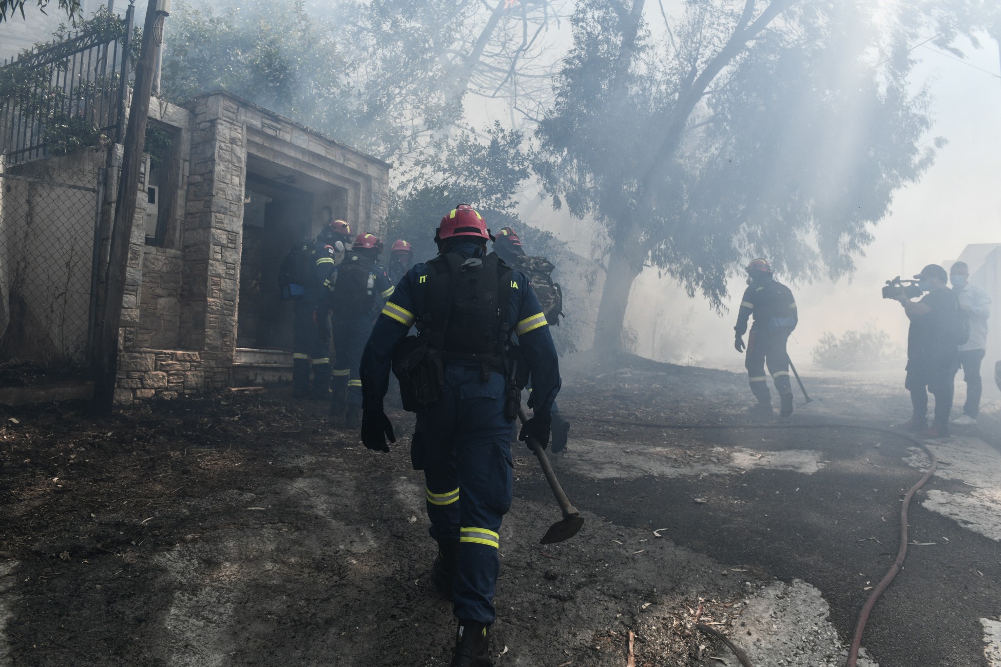 Φωτιά: Μάχη με τις διάσπαρτες εστίες στα Μέγαρα – Βελτιωμένη η εικόνα στη Σαλαμίνα – Αποκαΐδια στην Πεντέλη (pics + vid) (upd)