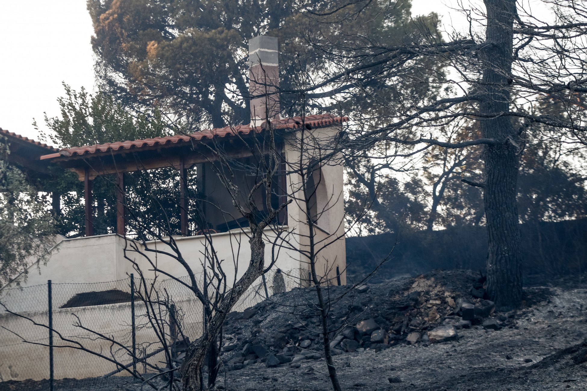 Πεντέλη: Ξεκίνησε η καταγραφή των ζημιών μετά τη φωτιά – Δεκάδες σπίτια στο «κόκκινο» (pics+vid)