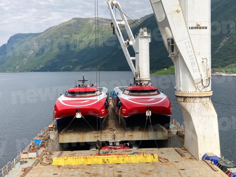 Ξεκίνησε η μεταφορά των τριών νεότευκτων catamaran του Ομίλου Attica (pics)