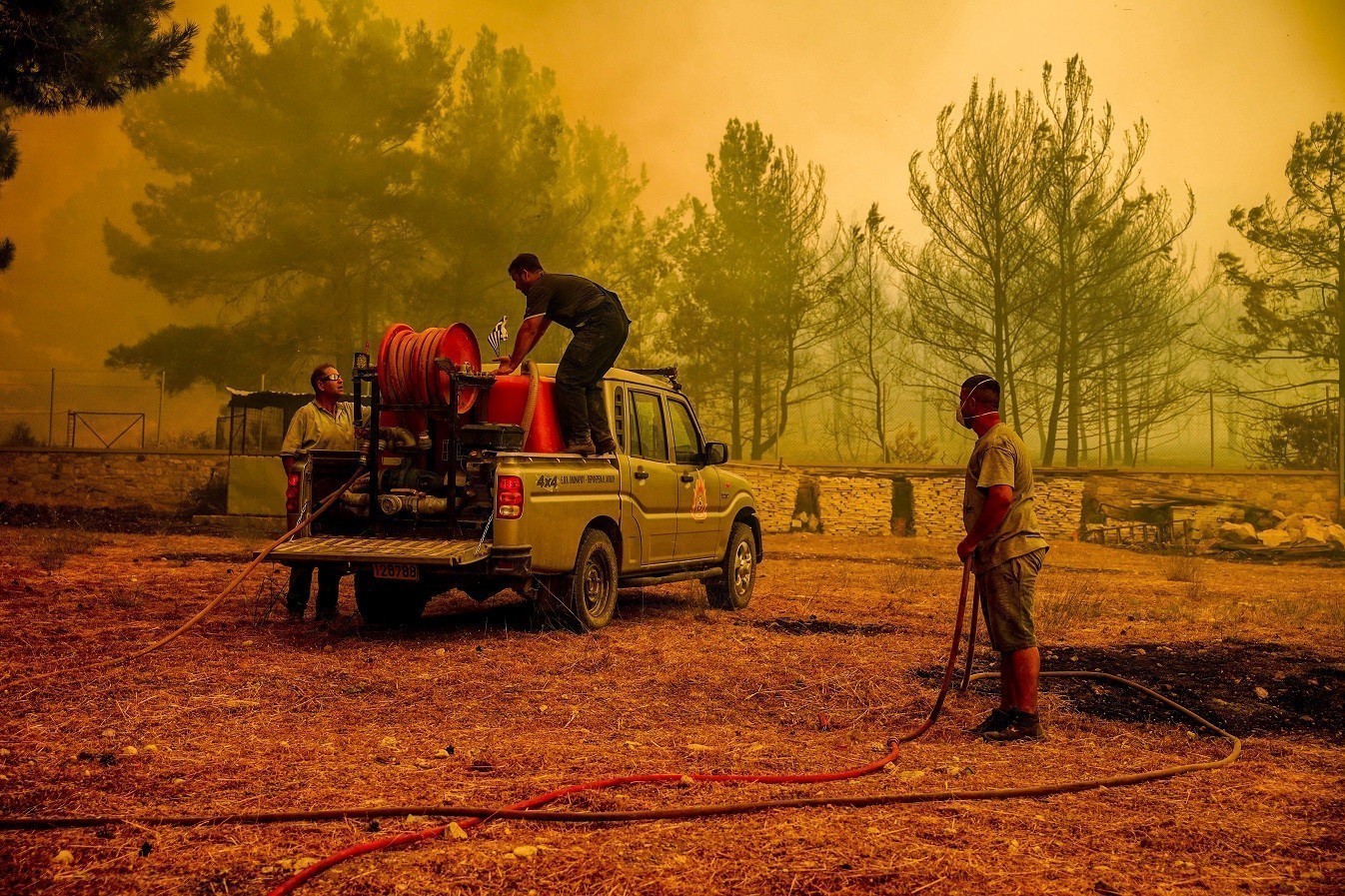 Μαίνεται η φωτιά στη Λέσβο – Εκκενώνεται προληπτικά το χωριό Βρίσα (vid)