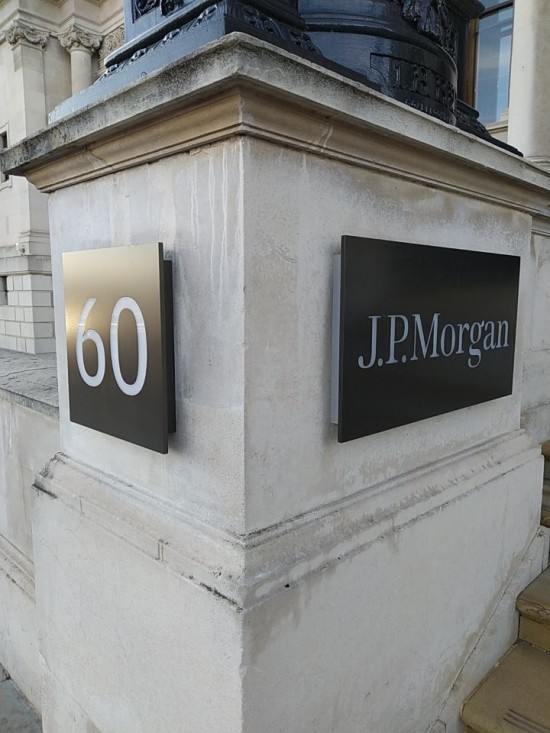 JP Morgan: Γιατί συνεχίζει να προτείνει τα ελληνικά ομόλογα – Οι εκτιμήσεις για την ελληνική οικονομία