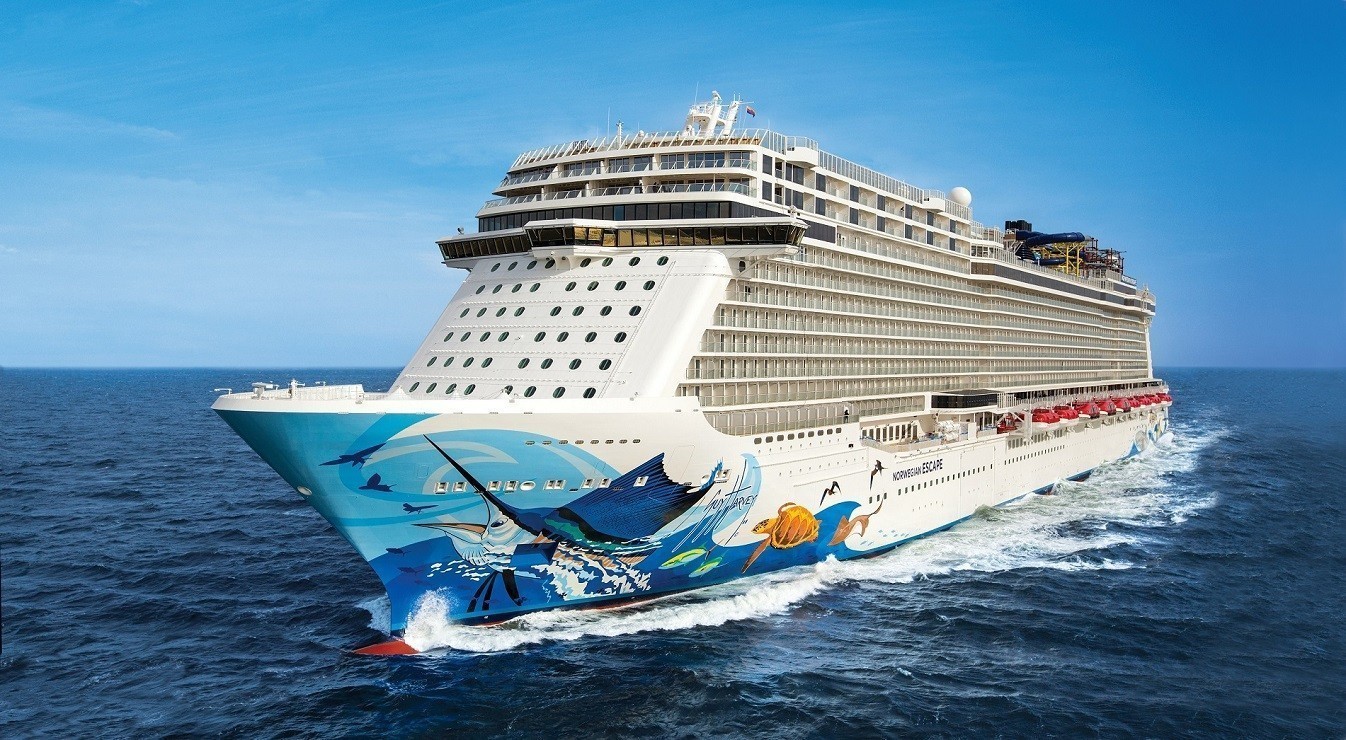 Norwegian Cruise Line: Επέστρεψε στην Ευρώπη το Norwegian Escape το οποίο θα πιάνει σε Σαντορίνη και Μύκονο