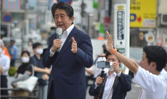 Σίνζο Άμπε: Τα Abenomics, η πολιτική παρακαταθήκη, τα σκάνδαλα και το άδοξο τέλος του