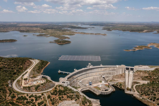 ΑΠΕ: Το μεγαλύτερο πλωτό ηλιακό πάρκο σε φράγμα στην Ευρώπη είναι στην Πορτογαλία και ανήκει στην EDP