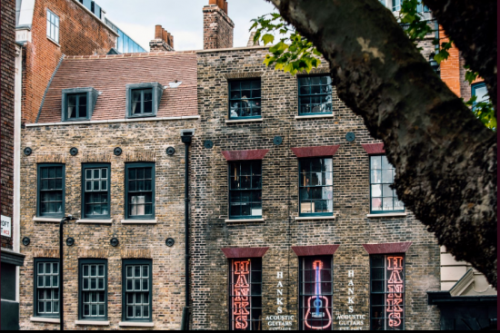 Εκεί όπου οι θρύλοι του Rock έγραψαν ιστορία – Το νέο θεματικό ξενοδοχείο στο Λονδίνο (pics)
