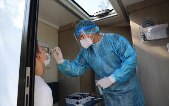 Η γρίπη «χτυπά» περισσότερο παιδιά και εφήβους και ο κορωνοϊός ηλικιώμενους