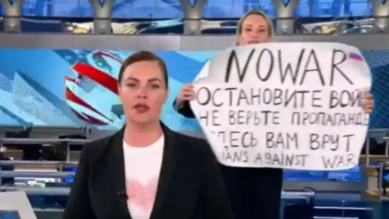 Μαρίνα Οβσιανίκοβα: Αφέθηκε ελεύθερη η δημοσιογράφος