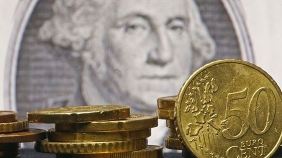 Σε υψηλό σχεδόν δύο μηνών το ευρώ – Πέφτει για 6η ημέρα το δολάριο