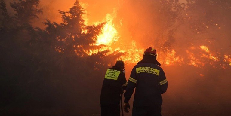 Πυρκαγιά στην Ελευσίνα: Έχουν κινητοποιηθεί επίγειες και ενάεριες δυνάμεις (pics)