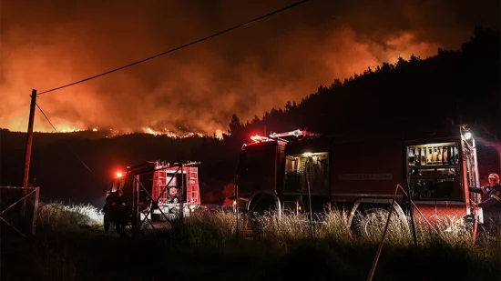 Φωτιές: Πολλαπλές εστίες στη Μάνδρα, συνεχείς αναζωπυρώσεις σε Ρόδο, εκκενώνονται οικισμοί – Όλες οι εξελίξεις (vids) (upd)