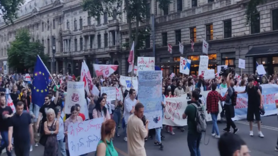 Γεωργία: Χιλιάδες διαδηλωτές βγήκαν χθες στους δρόμους υπέρ της ευρωπαϊκής προοπτικής της χώρας