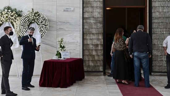 Ηλίας Νικολακόπουλος: Αυτή την ώρα η κηδεία του στο Α’ Νεκροταφείο