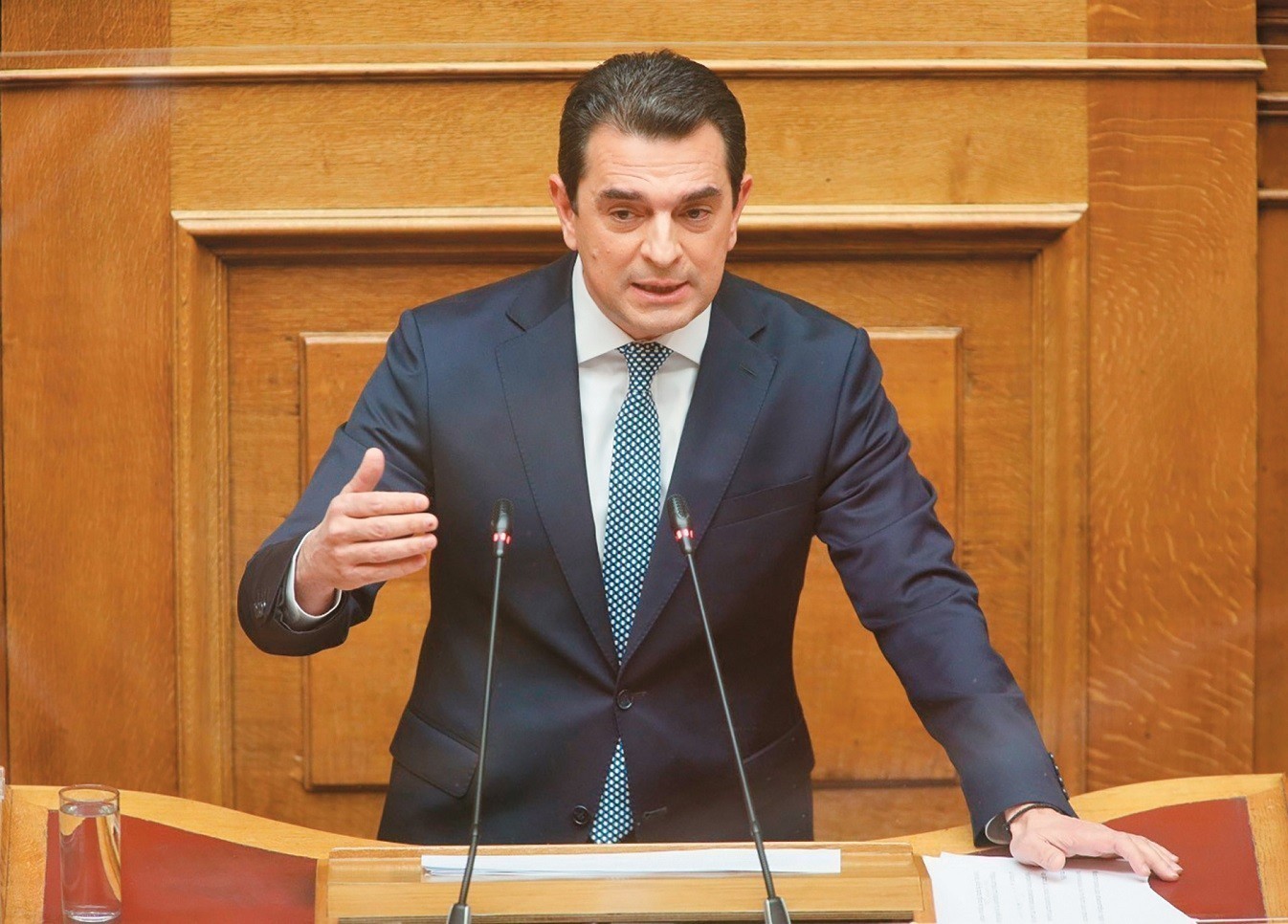 Tροπολογία Σκρέκα για το ρεύμα: Πλαφόν 5 ευρώ στις πάγιες μηνιαίες χρεώσεις