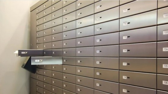 Διάρρηξη σε τράπεζα στη Νέα Σμύρνη: Έκαναν τους πελάτες και «άνοιξαν» τις θυρίδες