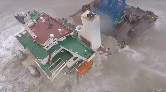 Χονγκ Κονγκ: Τεράστιο πλοίο έσπασε στη μέση και βυθίστηκε – Φόβοι για 27 νεκρούς (vid)