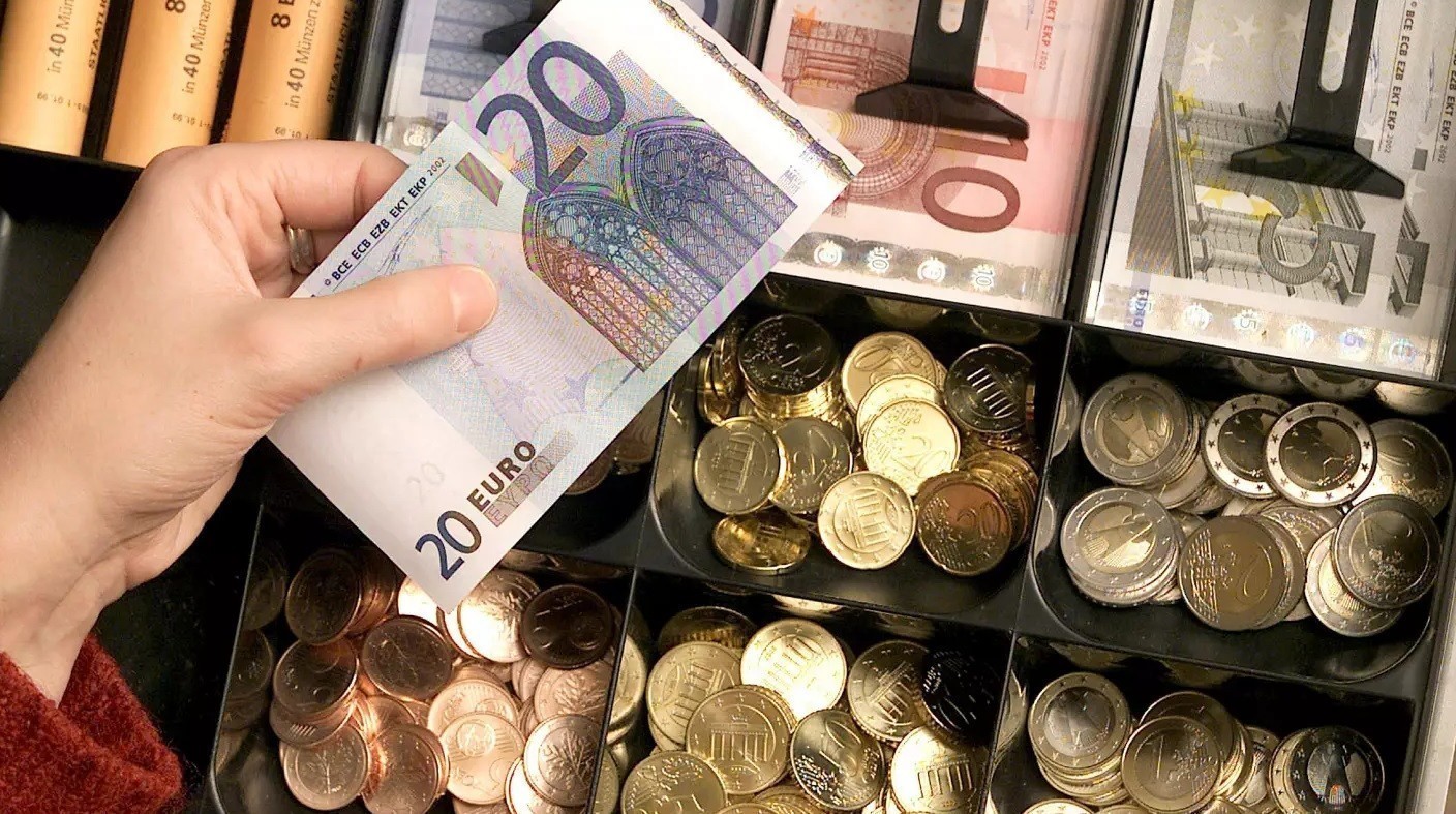 Ένα βήμα πριν την ύφεση η Ευρωζώνη – Αυξάνεται η πίεση στο ευρώ
