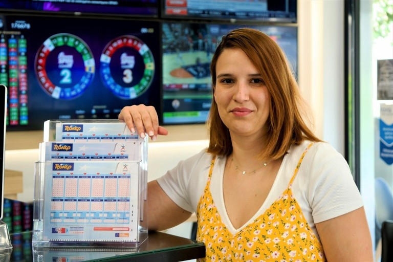 Συνεχόμενες κληρώσεις του ΤΖΟΚΕΡ: Πώς γίνεται η συμμετοχή  – Ιδιοκτήτρια καταστήματος ΟΠΑΠ εξηγεί (pics)