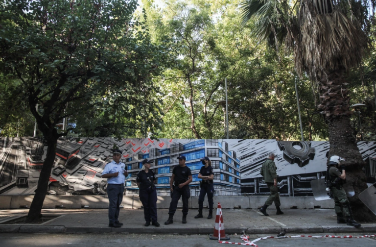 Εξάρχεια: Νέα ένταση στην πλατεία για το μετρό (pics)