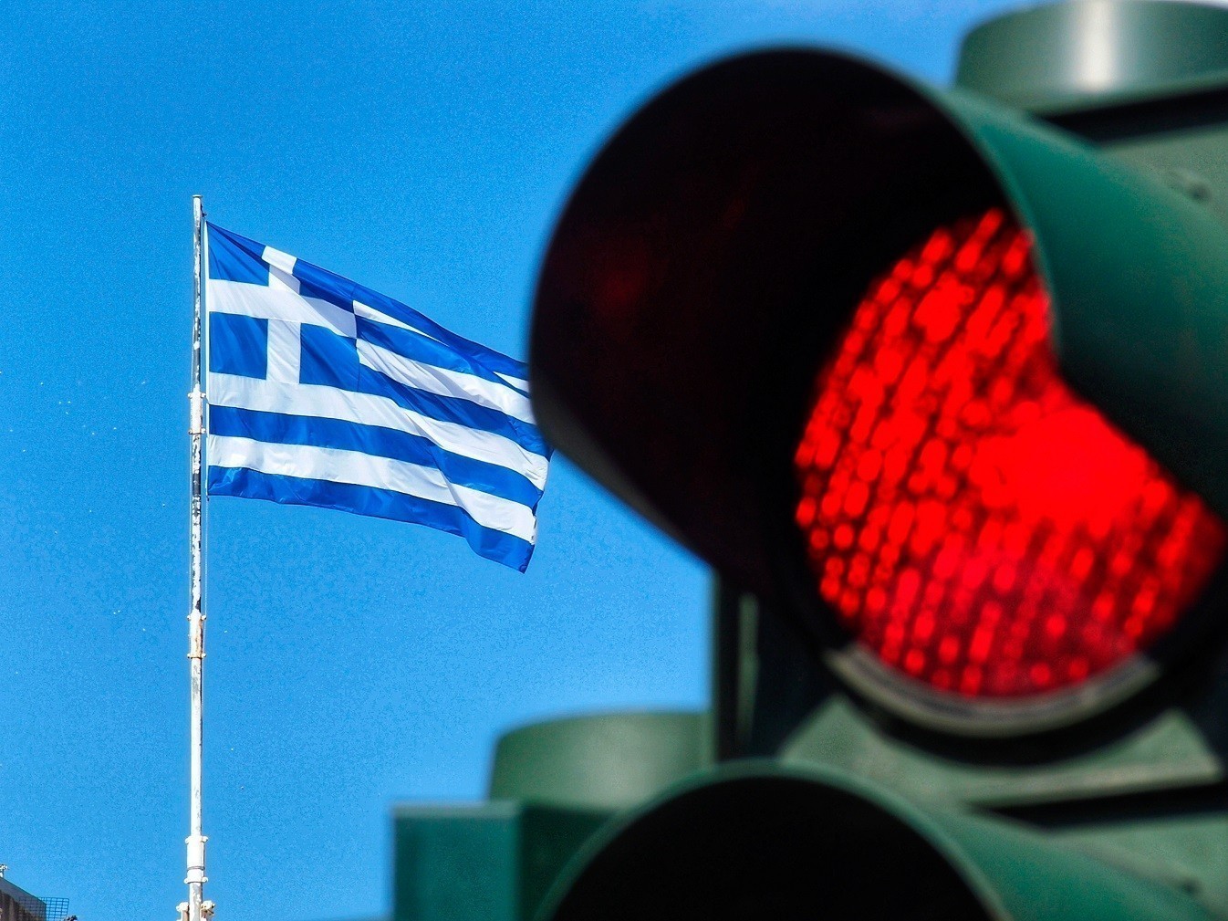 Ελλάδα: Πού τοποθετήθηκε νέα κάμερα – Καταγράφει όσους παραβιάζουν τον ερυθρό σηματοδότη (vid)