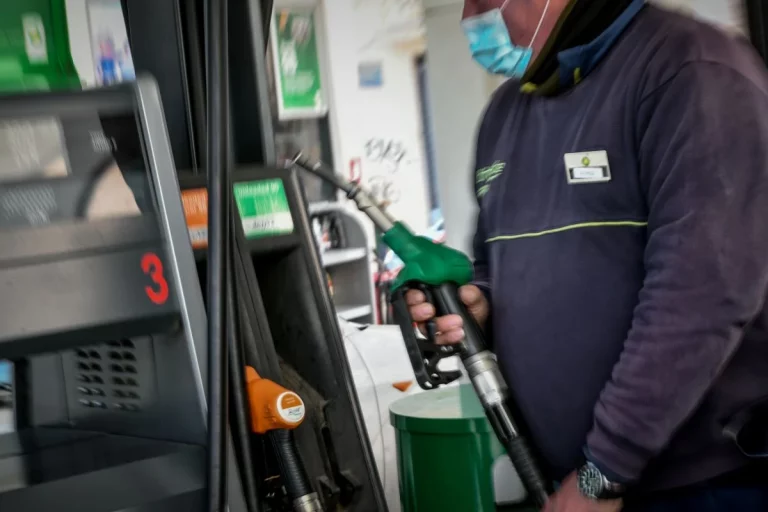 Fuel Pass 2: Σε ποιο στάδιο είναι η αίτησή σας – Πώς θα πάρετε έως €85 χωρίς να μπείτε στο gov.gr