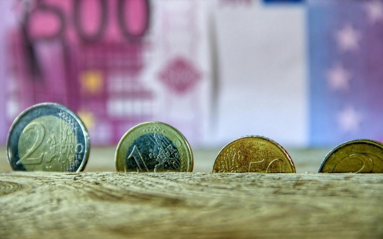 Ελεγχόμενες πιέσεις στο ευρώ – Υποχωρεί στο $1,08