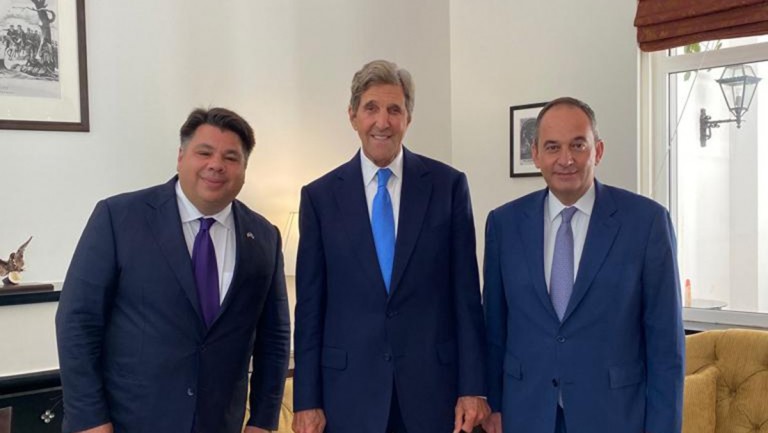 Με τον Τζον Κέρι συναντήθηκε ο Γιάννης Πλακιωτάκης