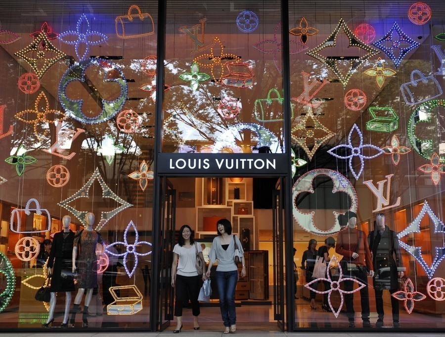 La maison mère Louis Vuitton éteint les lumières de ses magasins en France