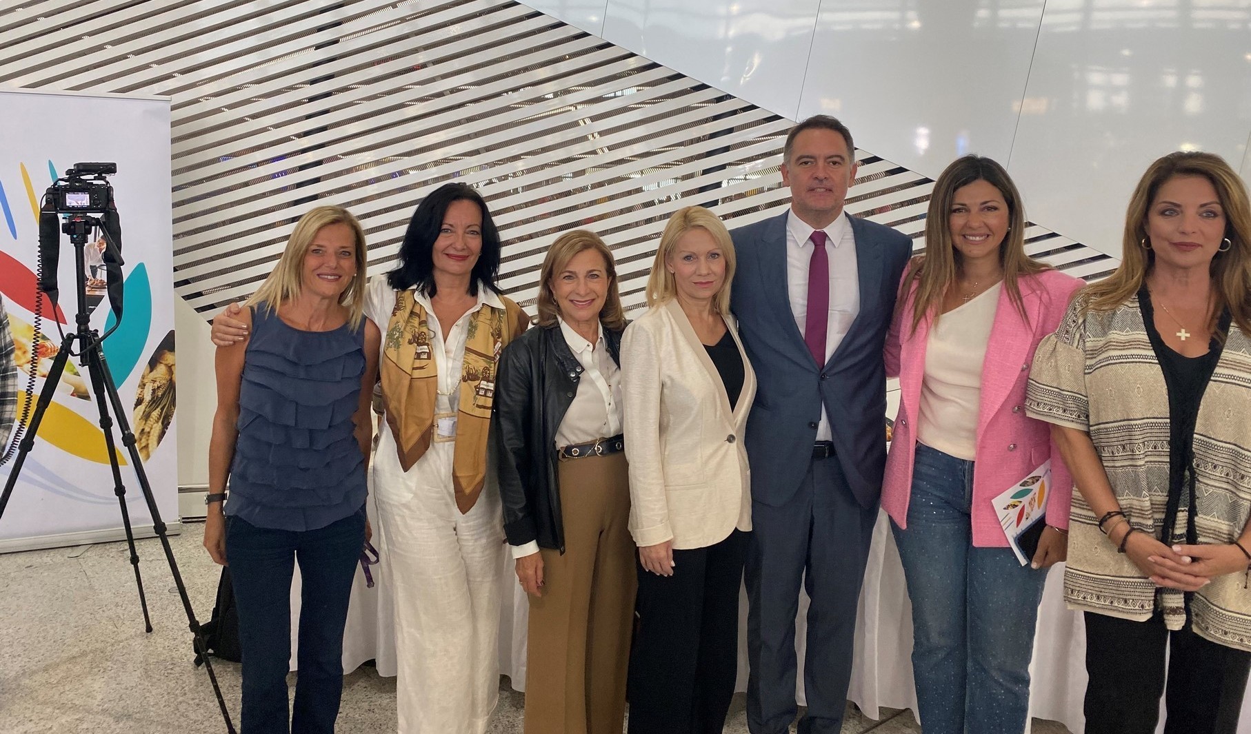 Ξενοδόχοι και Αεροδρόμιο της Αθήνας γιόρτασαν με «ελληνικό πρωινό» την Παγκόσμια Ημέρα Τουρισμού (pics)