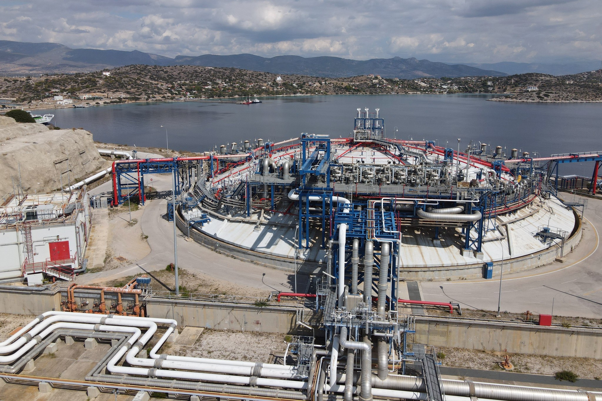 Ρεβυθούσα: Το μικρό νησί που είναι η κύρια πύλη εισόδου φυσικού αερίου στην Ελλάδα (pics)