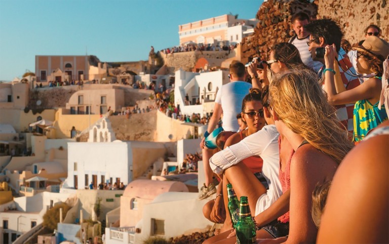 Ήρθαν λιγότεροι, αλλά ξόδεψαν περισσότερα το 2022 οι ξένοι τουρίστες στην Ελλάδα