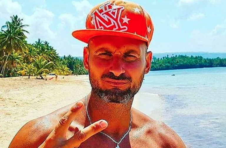 Πρώην παίχτης ριάλιτι απειλεί να αυτοκτονήσει στα ΕΛΤΑ Κρυονερίου