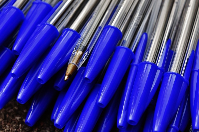Tώρα ξέρετε: Να γιατί τα καπάκια των στυλό έχουν τρύπες (vid)