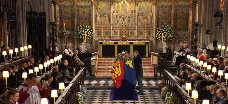 Η Βρετανία αποχαιρέτησε τη Βασίλισσα Ελισάβετ: Στην κρύπτη του κάστρου του Ουίνσδορ η σορός (vid)