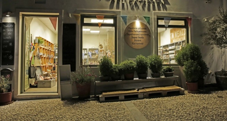 Δημοσιογράφος άφησε την Αθήνα για να γίνει μελισσοκόμος στην Πάρο