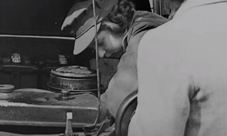 Ελισάβετ «Princess Auto Mechanic»: Η Βασίλισσα ήταν και μηχανικός αυτοκινήτων (pic + vids)