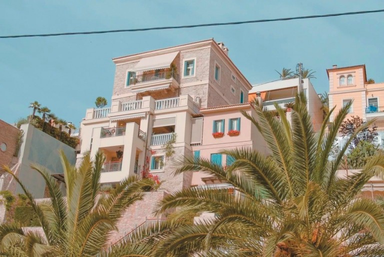 Ακίνητα, πίνακες, νταλίκες και… καναπέδες: Τι άφησαν πίσω τους οι «πτωχευμένες» τράπεζες