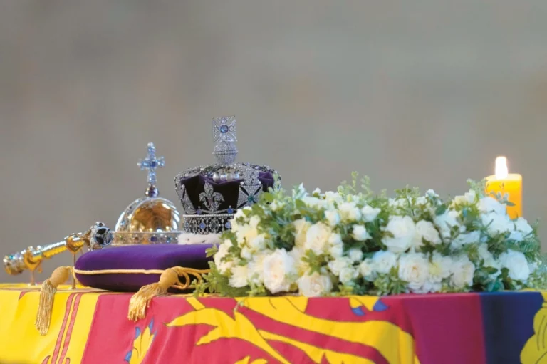 Βασίλισσα Ελισάβετ: Τα αναμνηστικά προς τιμήν της «γέννησαν» απάτες τις διαδικτυακές πωλήσεις
